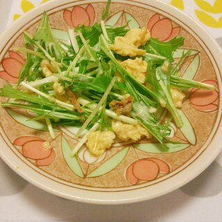 水菜と炒り卵とフライドオニオンのシーザーサラダ